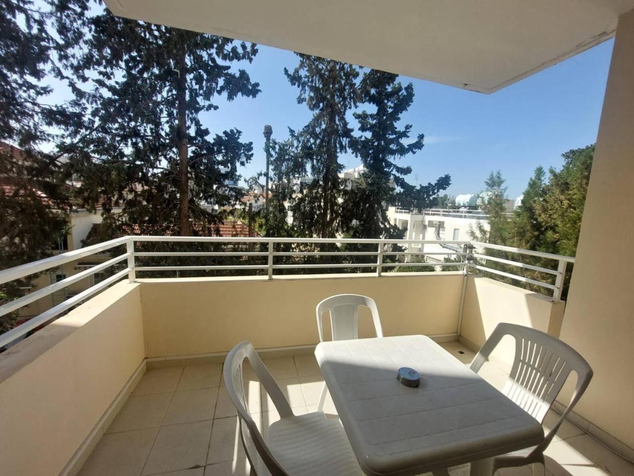 Sunny 2 Bedroom Larnaca Center Exterior photo